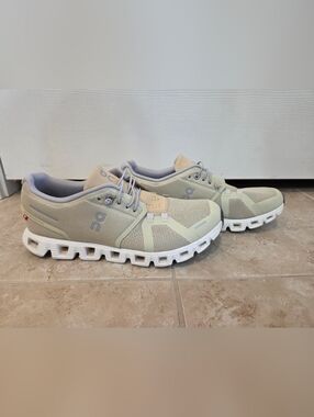 On Cloud Foam Sneakers in Haze Sand Size W 9.5